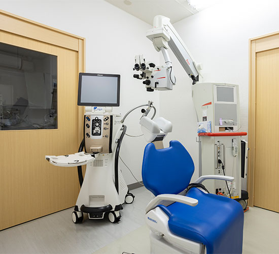 網膜裂孔は外来で治療できる